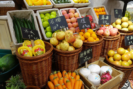 街头市场上的香料和草药